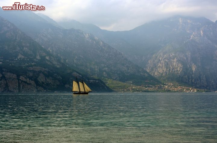Immagine In barca a vela a Limone sul Garda, Lombardia - Per chi sceglie una vacanza all'insegna della natura e del relax, questa località adagiata sulle rive del Lago di Garda offre un'ampia gamma di attrattive sportive fra cui windsurf e escursioni in barca a vela per andare alla scoperta degli angoli più nascosti del territorio lacustre © Olena Teslya / Shutterstock.com