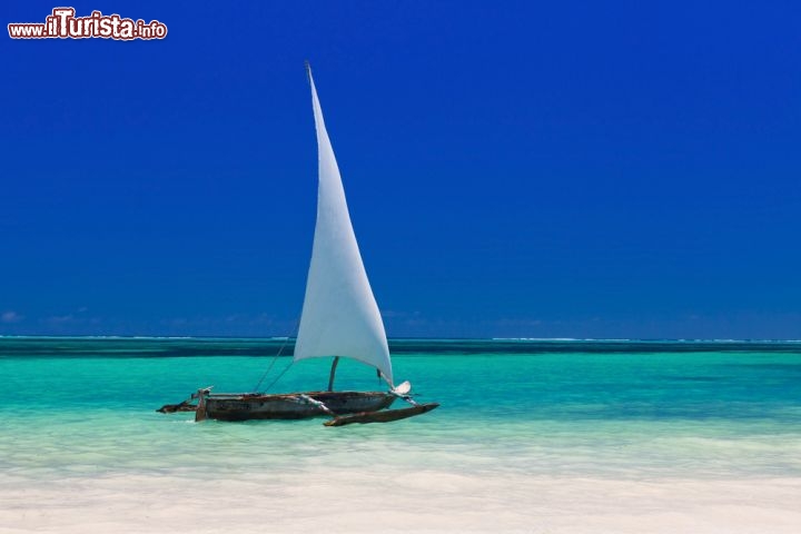 Immagine Barca a vela lungo una spiaggia bianca: siamo nel mare turchese dell'arcipelago di Zanzibar in Tanzania - © Ramona Heim / Shutterstock.com