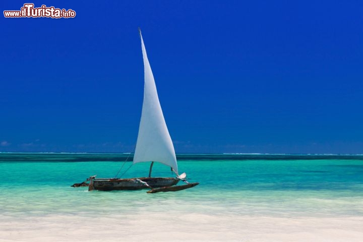 Barca A Vela Lungo Una Spiaggia Bianca Siamo Foto Zanzibar