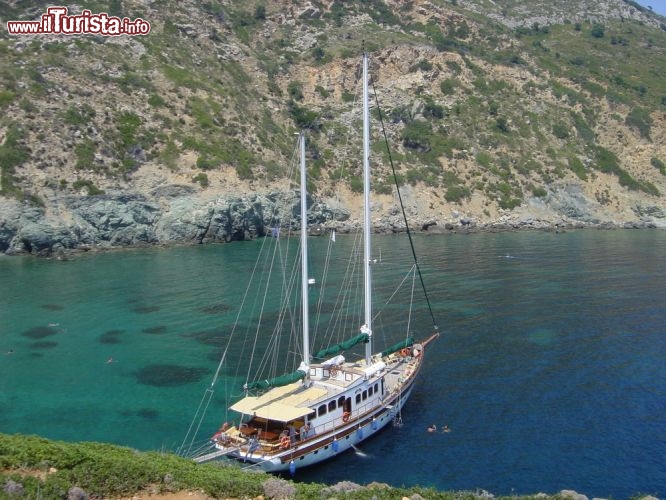 Immagine Barca a vela alle Sporadi Settentrionali: ci troviamo nella baia di Kyra Panagia ad Alonissos in Grecia - © Ioannis Nousis / Shutterstock.com