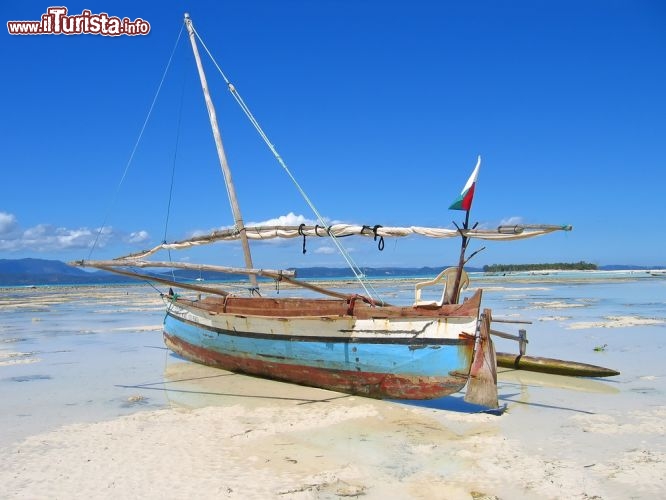 Immagine Barca di pescatori malgasci: siamo a Nosy Be, la principale meta turistica del Madagascar - © lkpro / Shutterstock.com