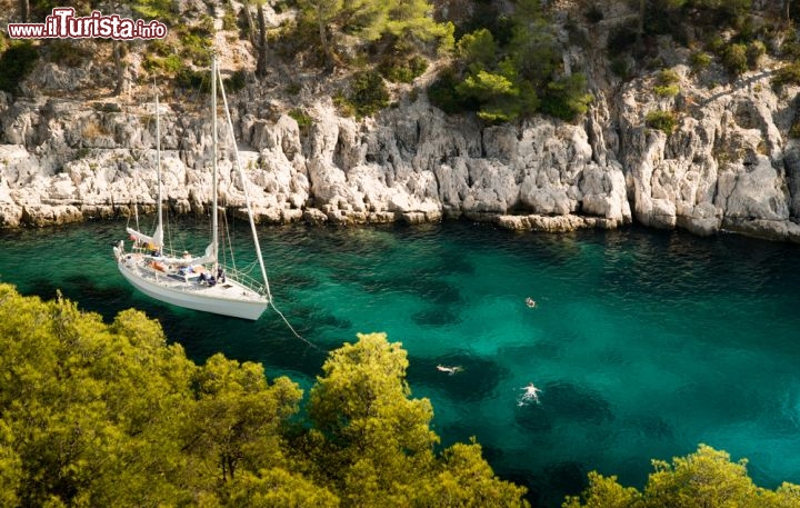 Immagine Una barca e turisti in un fiordo de Les Calanques, area protetta vicino a Cassis, in Francia - foto © Filip Stoklas / Shutterstock.com