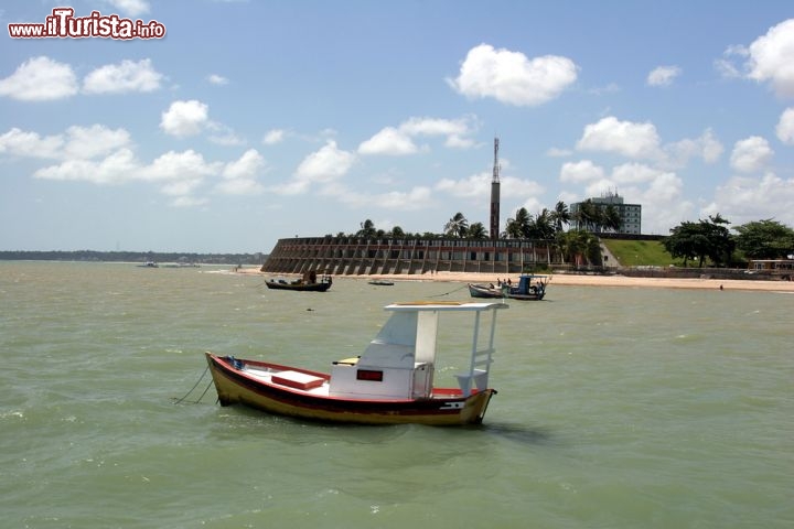 Immagine Barca in spiaggia a Joao Pessoa, la capitale del Paraiba Brasile. Sullo sfondo il Tropical Tambau Hotel, dalla originale forma rotonda - © casadaphoto / Shutterstock.com