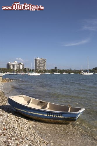 Immagine Barca in spiaggia a Sarasota, in una splendida spiaggia della Florida, negli USA - © jeff gynane / Shutterstock.com