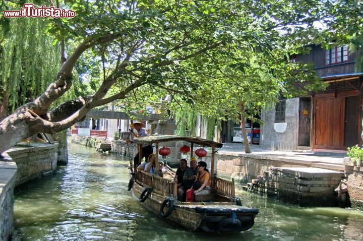 Immagine Barca in un canale di Zhouzhuang, la città fluviale della Cina, chiamata la Venezia d'oriente
