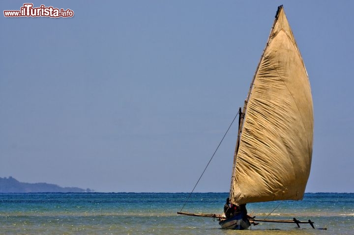 Immagine Barca di pescatori a Nosy Be: un classico esempio di imbarcazione tipica del Madagascar  - © lkpro / Shutterstock.com