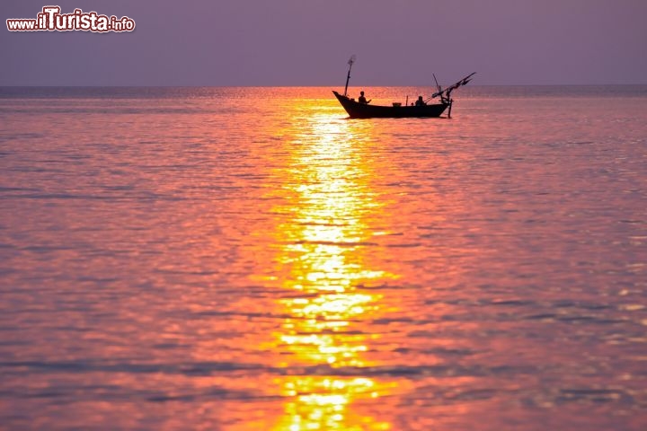 Immagine Barca di pescatori al tramonto, lungo la costa occidentale dell'isola di Phu Quoc, nel Vietnam - © Jens Ottoson / Shutterstock.com