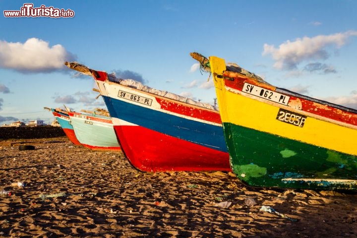 Immagine Barche sulla spiaggia di Baia das Gatas, São Vicente, Capo Verde  - © Susana_Martins / Shutterstock.com