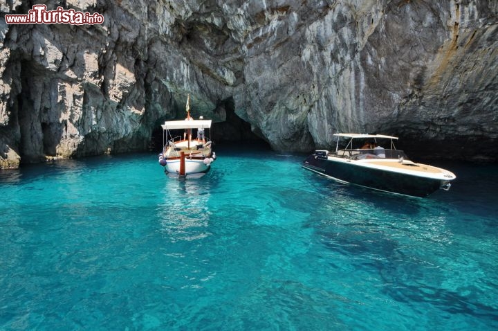 Immagine Barche a Capri: siamo all' ingresso dellagrotta verde lungo la costa sud dell'isola