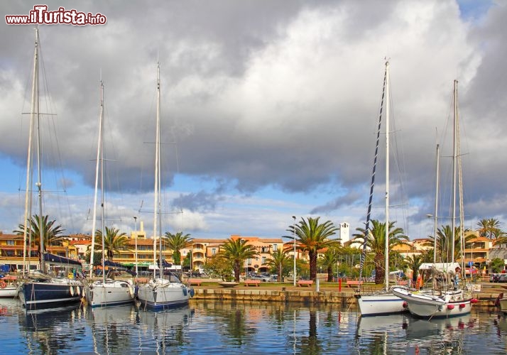 Immagine Barche a vela nella Marina di Palau, il piccolo comune nel nord della Sardegna in provincia di Olbia-Tempio, in Gallura, accanto alla Costa Smeralda. Il porto turistico di Palau, attivo tutto l'anno, vanta sette pontili galleggianti e uno in muratura, per un totale di 400 posti barca - © Pecold / Shutterstock.com