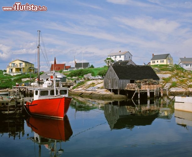 Immagine Peggy's Cove, Nuova Scozia, Canada: la baia, il molo, le case di legno e le barche dei pescatori sono gli elementi immancabili di questo villaggio rurale a una cinquantina di chilometri da Halifax fondato all'inizio dell'Ottocento - © Josef Hanus / Shutterstock.com