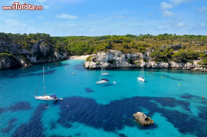 Immagine Cala Macarelleta si trova lungo la costa sud di Minorca, nell'Area Naturale a Interesse Speciale della costa di Ciutadella. Lunga appena una ventina di metri, meta prediletta dei naturisti, è a mezzo chilometro dalla più ampia e frequentata Cala Macarella - © nito / Shutterstock.com