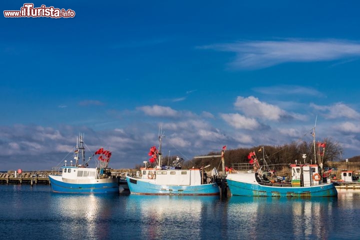 Immagine Barche di pescatori del Baltico vicino a Timmendorfer Strand: ci troviamo nel land Schleswig-Holstein nel nord della Germania - © RicoK / Shutterstock.com