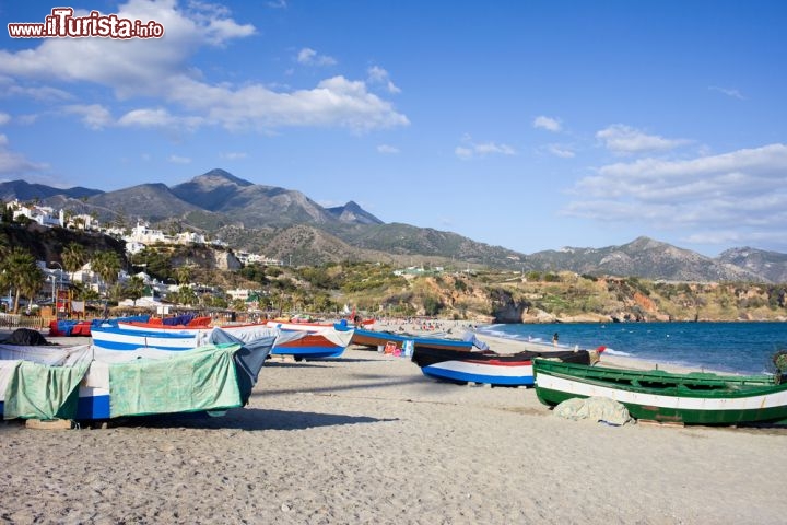 Immagine Barche in spiaggia a Nerja, Spagna - Ormeggiate sulla spiaggia di Nerja, le variopinte barche dei pescatori attendono di salpare per la battuta di pesca © Artur Bogacki / Shutterstock.com