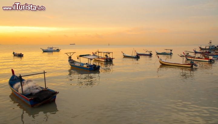 Immagine Barche in spiaggia a Pantai Bersih, sula mare calmo di Penang in Malesia (Malaysia) - © Kenishirotie / Shutterstock.com