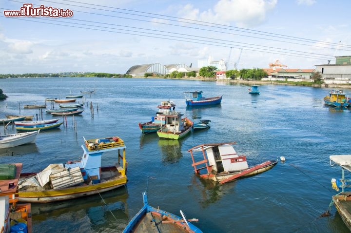 Immagine Barche nel Rio Cabibaribe a Recife, Brasile - © Vitoriano Junior / Shutterstock.com