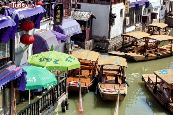 Immagine Barche parcheggiate in un canale di Zhouzhuang in Cina, la Venezia d'Oriente
