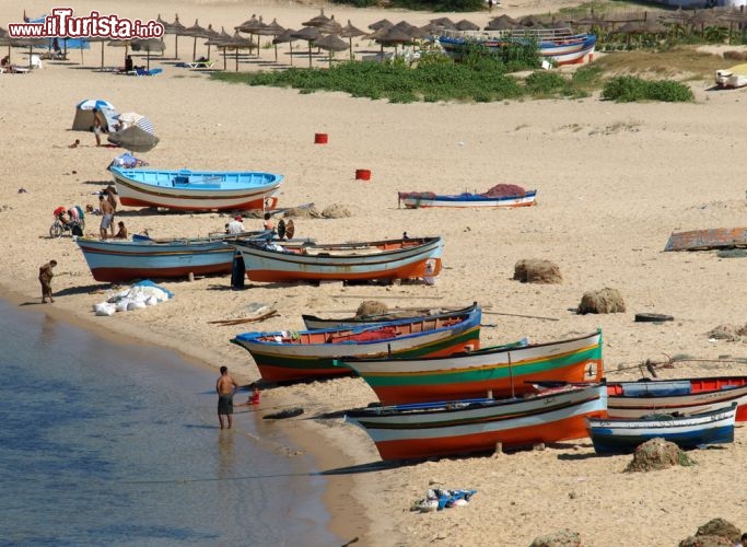 Immagine Barche di pescatori tirate a secco sulla spiaggia di Hammamet in Tunisia - © Nadja1 / Shutterstock.com