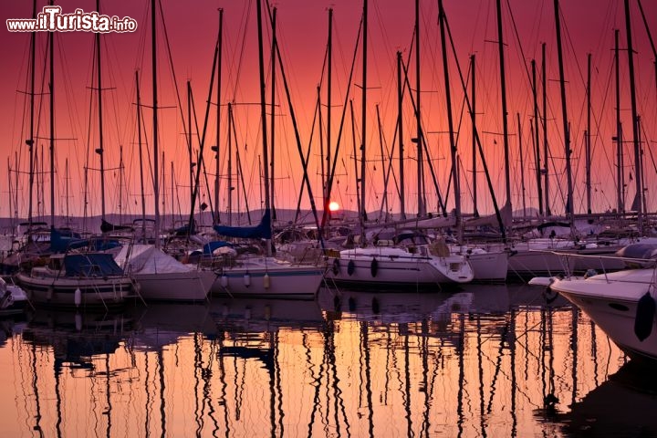 Immagine Barche nel porto di Rovigno al tramonto (Istria, Croazia) - © tobe_dw / Shutterstock.com