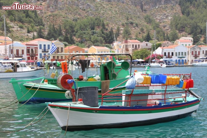 Immagine Le barche al porto di Kastellorizo - Sui circa 9 km quadrati della sua superficie, Kastellorizo, o Castel Rosso dalla tonalità rosso porpora degli scogli su cui si innalza il suo castello, ospita un solo porto (così come un unico bus utilizzato per gli spostamenti), perfetto attracco per barche dedicate alla pesca e al turismo © dedi57 / Shutterstock.com