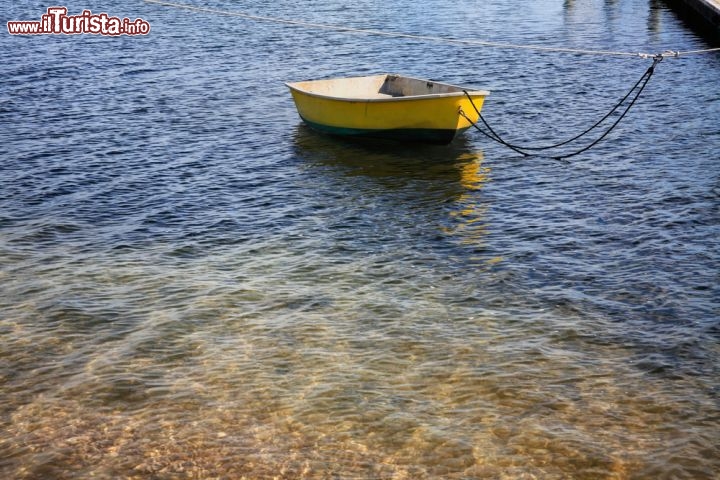 Immagine Barchetta ormeggiata al Kennedy compound di Hyannis nel Massachusetts (USA). La famiglia del Presidente americano da sempre utilizza questa località come delle vacanze estive - © Doug Lemke / Shutterstock.com