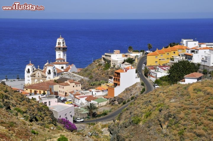 Immagine La Basilica della Candelaria, sulla costa est di Tenerife (Canarie). Questa cittadina, conosciuta con il nome di Villa Mariana de Candelaria, ospita uno dei santuari più importanti dell'isola, costruito nel 17° secolo vicino alla spiaggia di Chimisay, deve nel 1392 apparve la Madonna - © Christian Musat: / Shutterstock.com