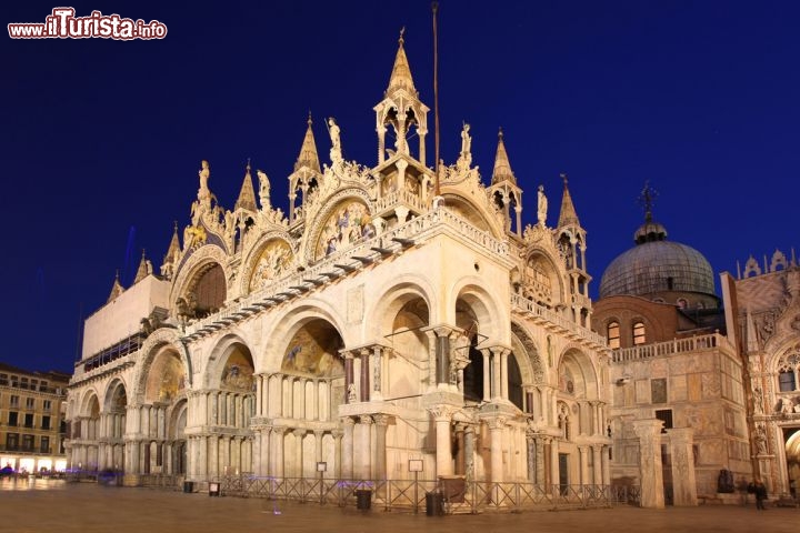 Immagine Basilica di San Marco nel cielo serale. La famosa Cattedrale è la sede del Patriarca di Venezia. L'edificio attuale possiede oltre 9 secoli di storia, ed è nota per i suoi magnifici mosaici all'interno - © Samot / Shutterstock.com