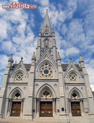 Immagine Halifax (Nuova Scozia, Canada): la Cattedrale di St. Mary fu consacrata nel 1899 e nominata Basilica nel 1950 da Papa Pio XII. Originariamente costruita in legno e modificata più volte nel tempo, vanta una splendida facciata gotica e la guglia in granito più alta del Nord America, di ben 58 metri. Nel 1997 è stata dichiarata Sito Storico Nazionale del Canada  - © Mary Lane / Shutterstock.com