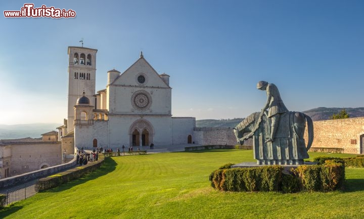 Immagine La Basilica Superiore di Assisi venne predisposta per diventare una meta di pellegrinaggio e di devozione popolare. Iniziato nel 1228 e concluso nel 1253,  questo edificio religioso fu realizzato con le maestranze dei migliori architetti, decoratori e pittori dell'epoca - © javarman / Shutterstock.com