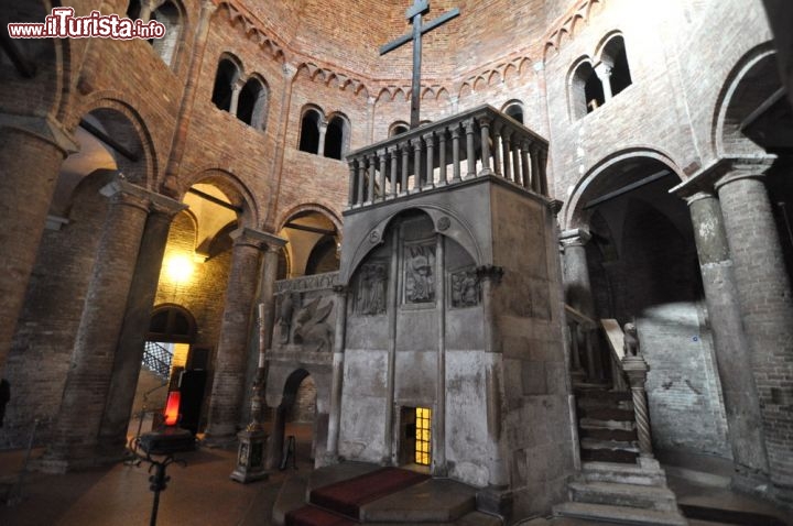 Immagine Basilica del Sepolcro, dentro al complesso delle Sette chiese di Santo Stefano a Bologna, Emilia Romagna. La chiesa risale al V° secolo e fu costruita per volere del vescovo Petronio come simulacro del sepolcro costantiniano di Gerusalemme.