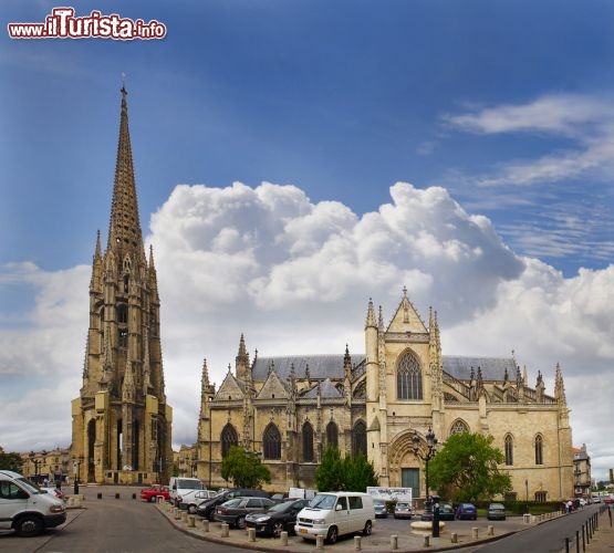 Immagine Basilica di San Michele e campanile a Bordeaux in Francia - © Pecold / Shutterstock.com