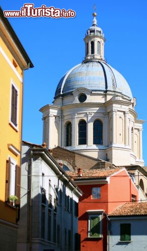 Immagine La basilica di Sant'Andrea in centro a Mantova (Lombardia) - © Adriano Castelli / Shutterstock.com