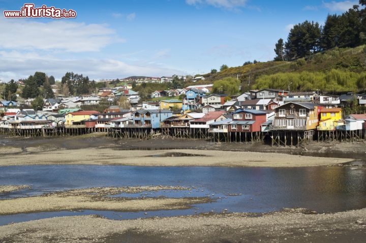 Immagine La bassa marea scopre i sostegni delle palafitte di Castro (Chile) il villaggio di pescatori dell' isola di Chiloe in Patagonia - © Israel Hervas Bengochea / Shutterstock.com
