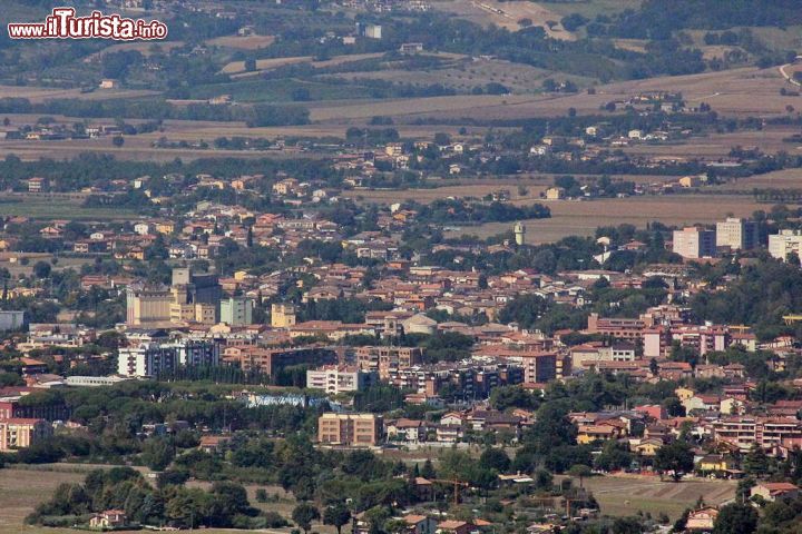 Immagine Bastia Umbra: il panorama della città fotografato dalle colline di Assisi - © LigaDue - CC BY-SA 4.0 - Wikipedia