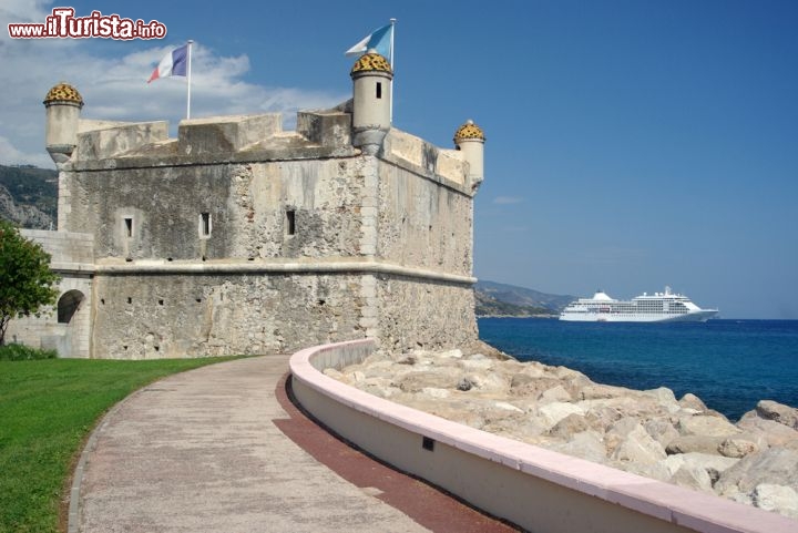 Immagine Bastione nel porto di Menton in Costa Azzurra (Francia), sullo sfondo una nave da crociera - © Surkov Dimitri / Shutterstock.com