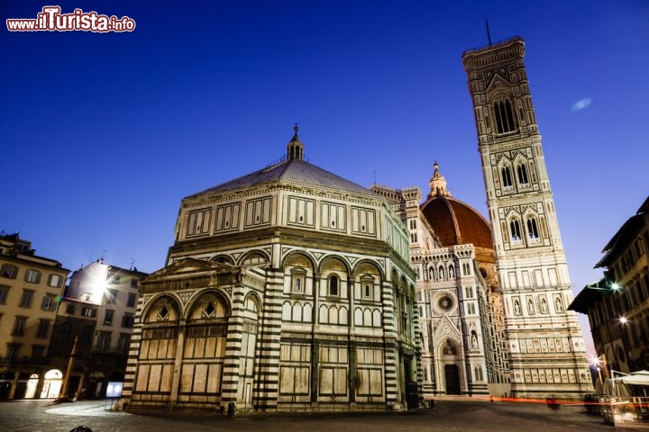 Immagine Il Battistero, con il Duomo ed il Campanile di Giotto a Firenze.  Il Battistero di San Giovanni possiede una pianta ottagonale, ed è rivestito con marmo verde di Prato e il calssico marmo bianco di Carrara, che furano aggiunti in un secondo momento (12° secolo) cioè circa un secolo dopo la realizazzione dell'edificio avvenuta nel 1059. Il retrostante campanile di Giotto, la torre campanaria della Basilica di Santa Maria del Fiore, è alto poco più di 84 metri - © anshar / Shutterstock.com