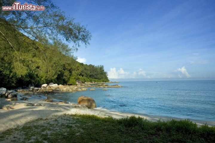 Immagine Batu Ferringhi Beach, è forse la spiaggia più conosciuta ed apprezzata di  Penang in Malesia - © AdrianCheah / Shutterstock.com