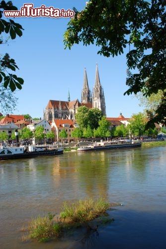 Immagine Bayern Baviera: lungo il Danubio si trova la splendida città di Regensburg (Ratisbona) con il suo centro storico interamente inserito tra i Patrimoni dell'Umanità dell'UNESCO della Germania