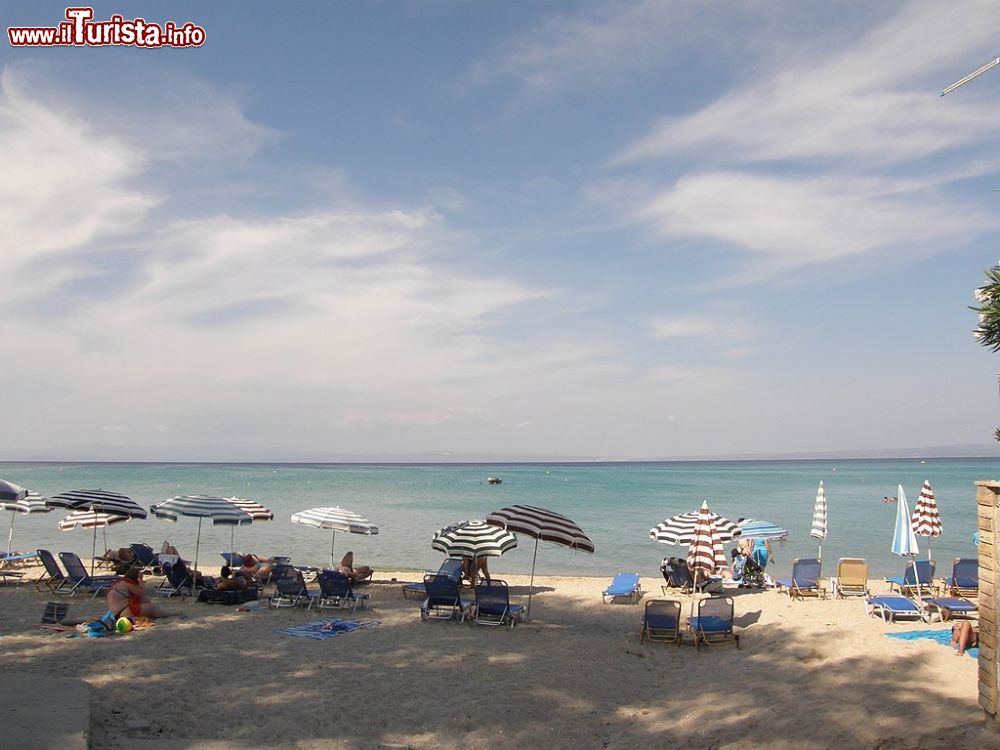 Immagine La spiaggia di Hanioti Beach a Kassandra in Grecia, penisola Calcidica