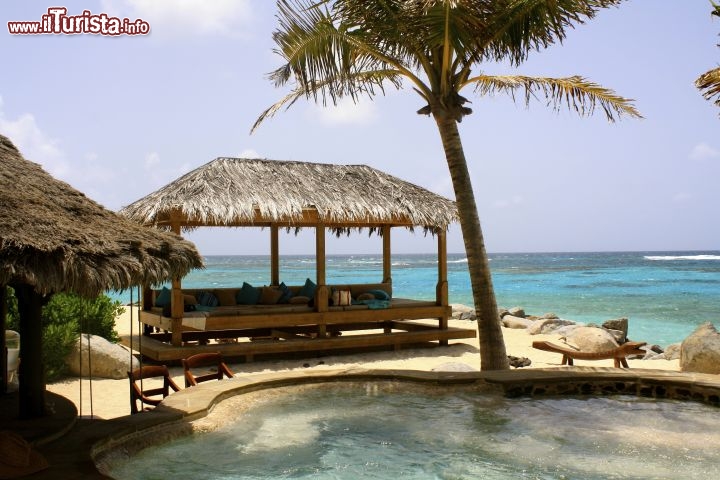 Immagine La spiaggia principale di Necker Island dove si affaccia una piscina enorme all’interno della quale è servita la famosa barca di sushi. Un vero e proprio kayak pieno di sushi. Qui si trova anche una piscina con idromassaggio. - © Guendalina Buzzanca / thegtraveller.com