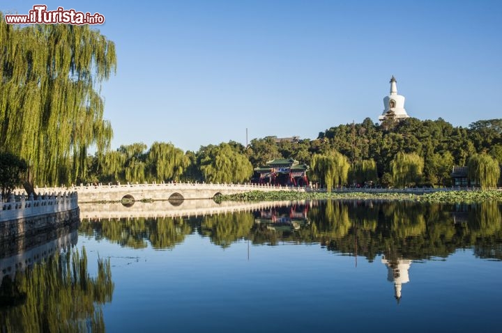 Immagine Panorama su Beihai Park, Pechino - Aperto al pubblico solo nel 1925 e parte della Città Proibita sino alla fine della dinastia Qing nel 1911, il Parco Beihai è un giardino imperiale costruito in origine nel X secolo. Si estende su un'area di oltre 700 mila metri quadrati con il Lago Settentrionale o Beihai che ne copre più di metà: al centro si trova un'isola che si innalza sino a 32 metri sul livello del lago. Fra gli edifici caratteristici di questo parco vi è il Bai Ta, una stupa alta 40 metri fatta di pietra e decorata con incisioni che rappresentano il Sole, la Luna e le fiamme © axz700 / Shutterstock.com
