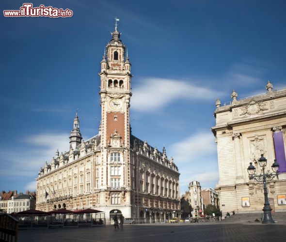 Immagine Belfry, la torre di Lille, con la Grande Opera, Francia. Dichiarata patrimonio mondiale dell'Unesco, questa caratteristica torre civica, la più alta della regione con i suoi 104 metri, offre una bellissima vista sulla città - © Perig / Shutterstock.com