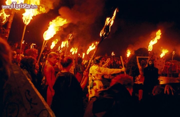 Immagine La Beltane Fire Society organizza i fuochi del Festival di Samhuinn, nella notte di Halloween a Edimburgo, in Scozia - © pablo / Shutterstock.com