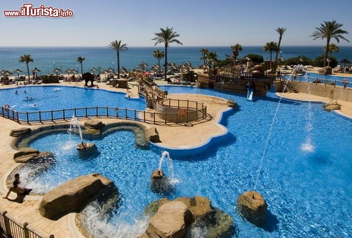 Immagine La piscina di un resort a Benalmadena, Andalusia, Spagna. E' uno dei tanti complessi turistici che si trovano nella città dei divertimenti sviluppatasi lungo le spiagge della Costa del Sol, un tempo non edificate.