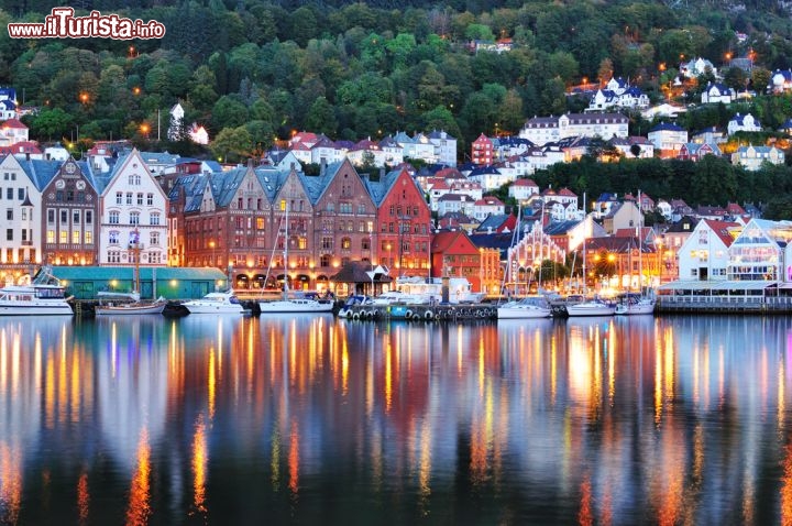 Immagine Uno scorcio del quartiere di Bryggen, a Bergen, fotografato di sera (Norvegia). Con le sue case di legno costruite sul vecchio molo, questo quartiere è stata un tempo il centro dell'impero commerciale della Lega Anseatica.