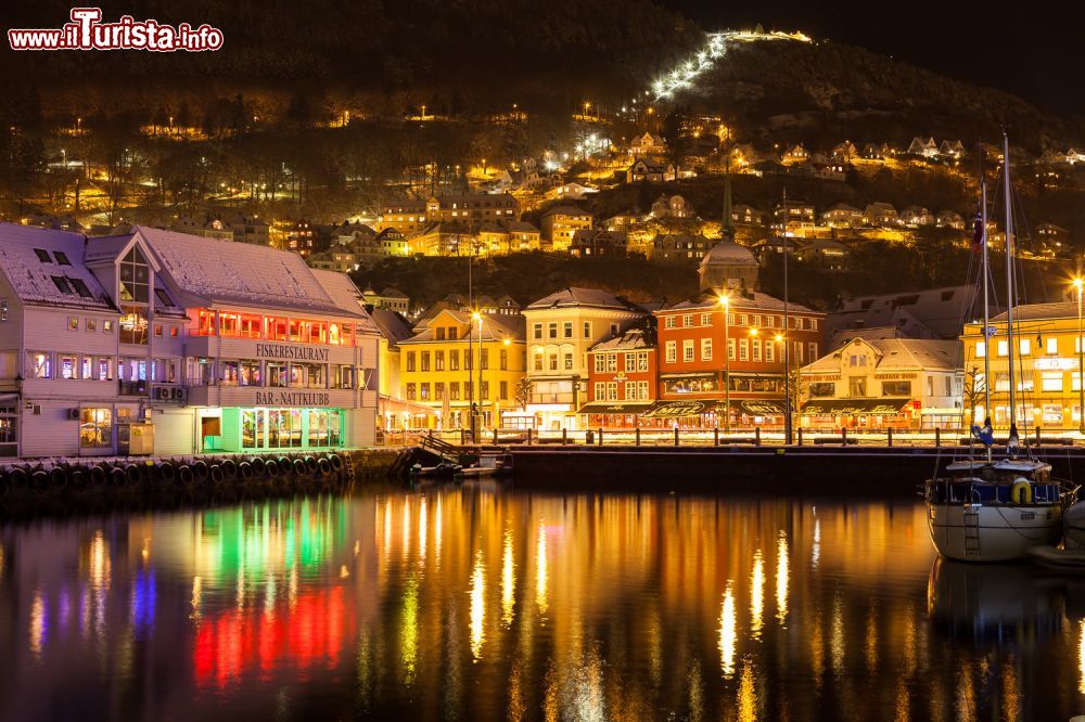 Immagine La baia  di Bergen e il monte Floyen durante la stagione invernale - © Svein-Magne Tunli, CC BY-SA 4.0, Wikipedia