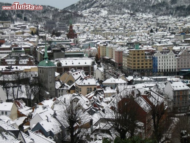 Immagine Bergen in inverno: il panorama della città della Norvegia è stato fotografato dalla salita al Floyen.
