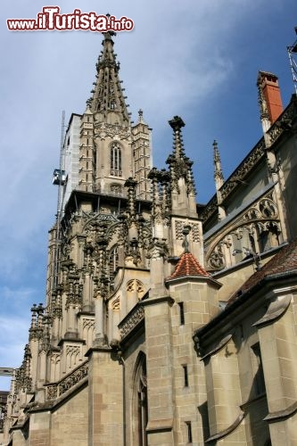 Immagine La cattedrale di Berna (in tedesco Berner Münster) fu iniziata nel 1421 su progetto di Matthäus Ensinger, in sostituzione di un preesistente edificio medievale. I lavori furono sospesi nella prima metà del Cinquecento, e per secoli il campanile rimase incompleto: solo a fine Ottocento la torre campanaria fu completata secondo il gusto neogotico - © Tupungato / Shutterstock.com