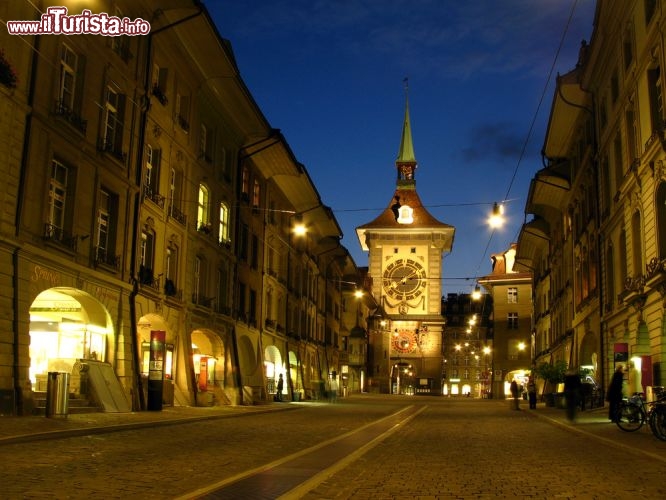 Immagine Berna, la capitale della Svizzera, dopo il tramonto vi catturerà con locali animati e tanti intrattenimenti. Non sempre storia e cultura sono sinonimo di noia: qui il divertimento incontra la bellezza dei monumenti - © Mihai-Bogdan Lazar / Shutterstock.com