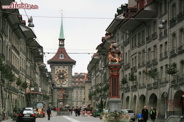 Immagine Il centro storico medievale di Berna è un vero gioiello: lo ha confermato l'UNESCO, dichiarandolo Patrimonio dell'Umanità. Incorniciato dalle Alpi, ricamato di porticati e strade acciottolate, è costellato di palazzi medievali e ottocenteschi, fontane rinascimentali e belle chiese - © Wei Ming / Shutterstock.com